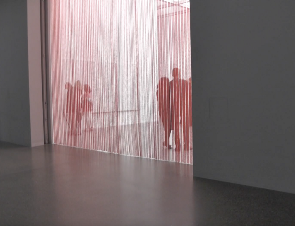 模特背影走在空旷美术馆