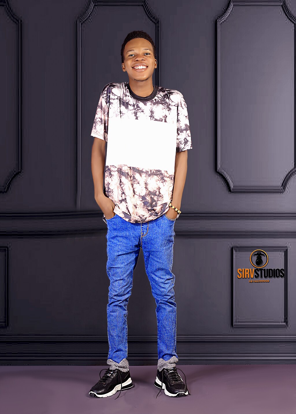 室内拍摄的男士肖像