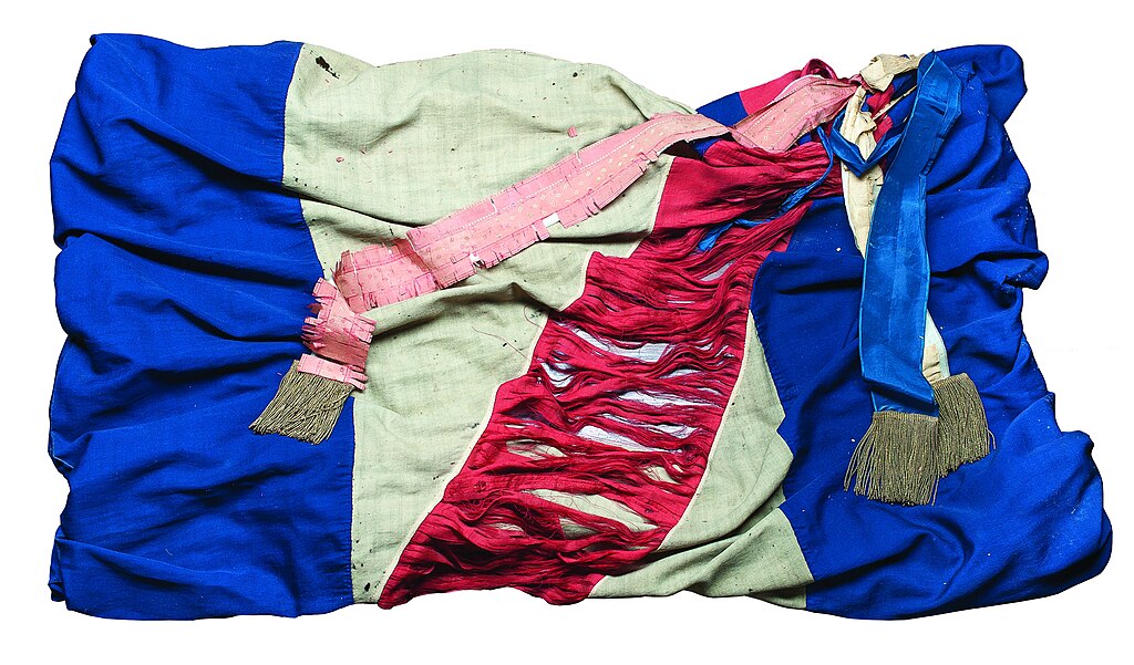 艺术旗帜展示，色彩与纹理的和谐组合