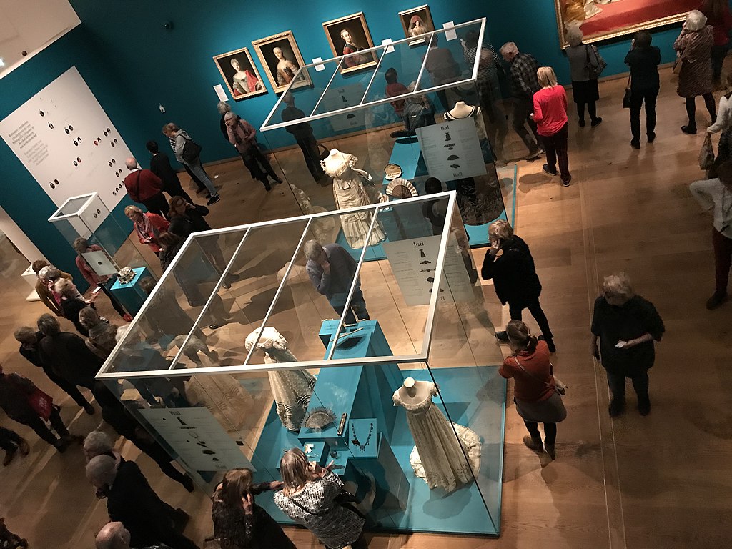 亚麻连衣裙在美术馆中的动态抓拍，微风拂过衣摆