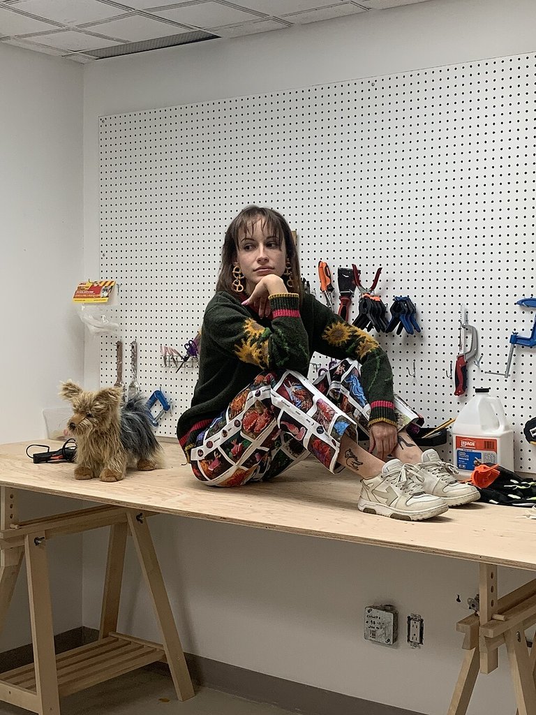 艺术家在工作区拍照