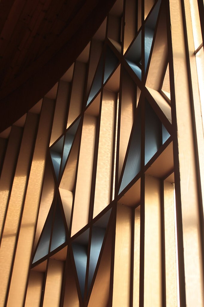 女性在抽象几何建筑内