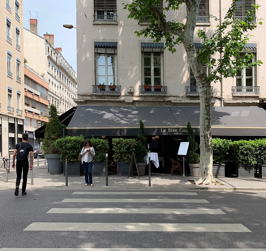 街角咖啡馆场景