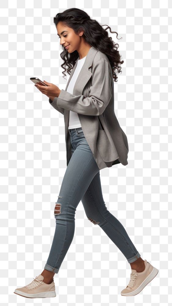 时尚都市女性在街头行走，展示现代通勤风格